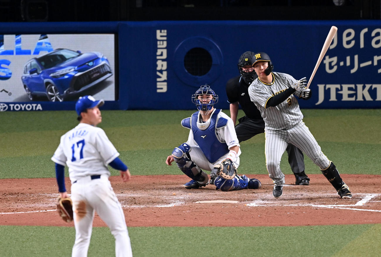 中日対阪神　9回表阪神無死一、三塁、大山は中犠飛を放つ。（撮影・前岡正明）