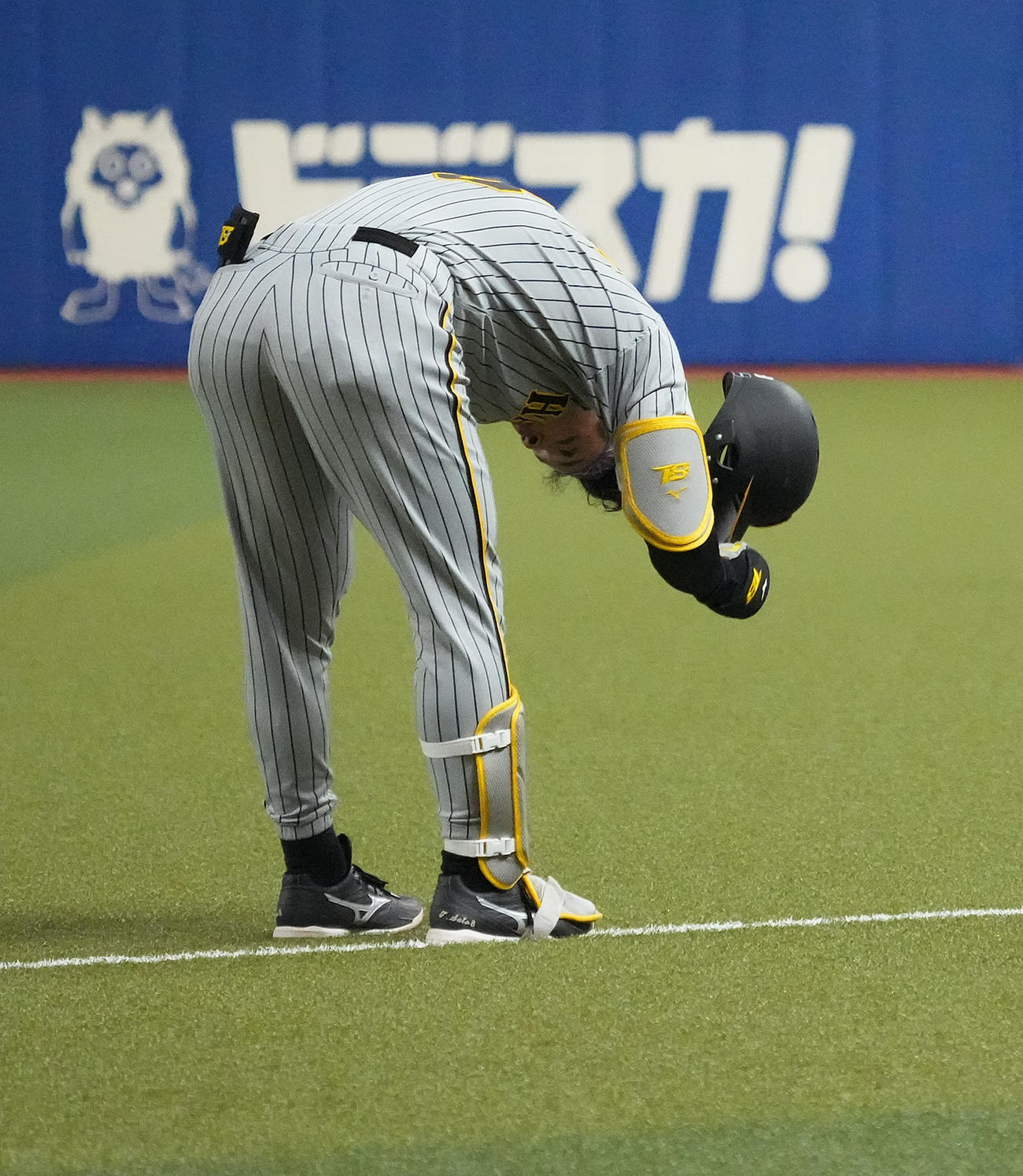 中日対阪神　6回表阪神2死一、三塁、二ゴロに倒れた佐藤輝（撮影・森本幸一）
