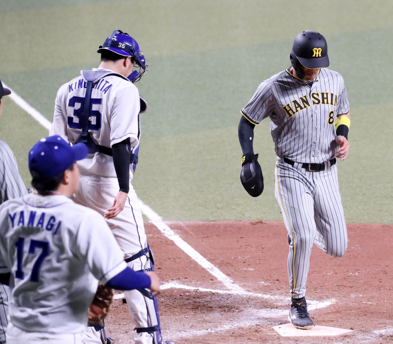 中日対阪神　9回表阪神無死一、三塁、佐藤輝は大山の中犠飛で生還する。左手前は柳（撮影・加藤哉）