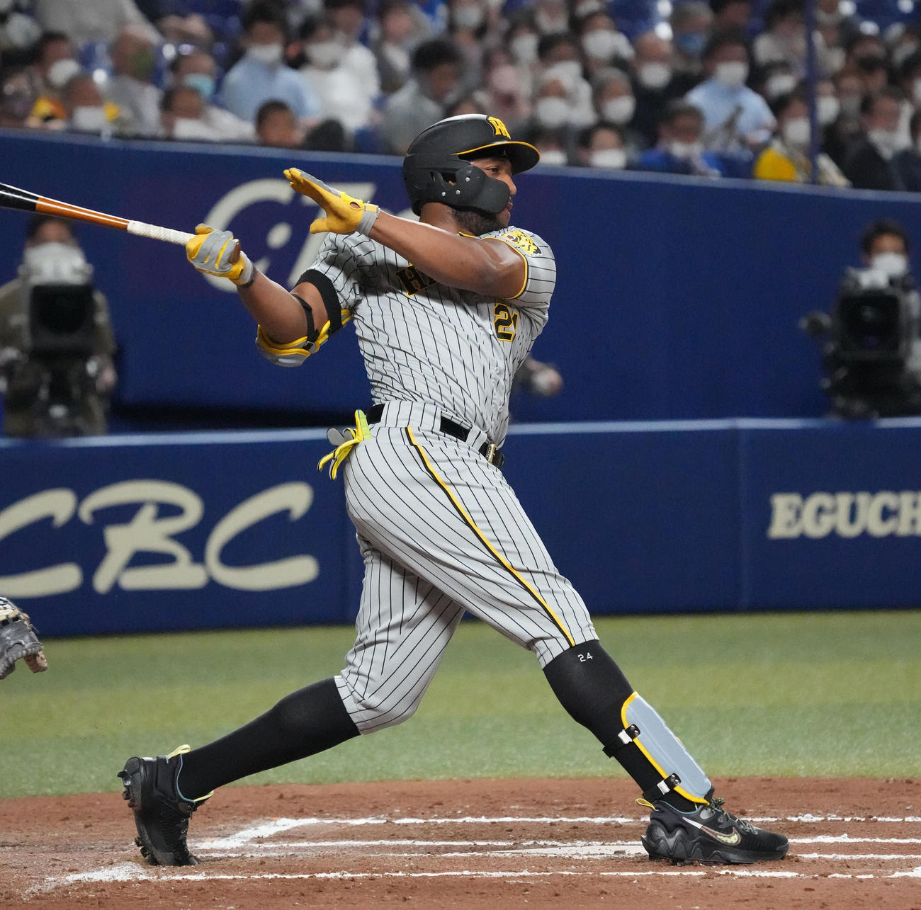 中日対阪神　6回表阪神1死一塁、右前安打を放つロハス・ジュニア（撮影・森本幸一）