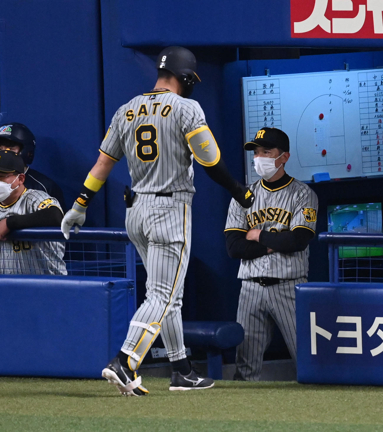 中日対阪神　4回表阪神無死一塁、佐藤輝（左）が二塁ゴロ併殺に倒れ、厳しい表情の矢野監督（撮影・前岡正明）