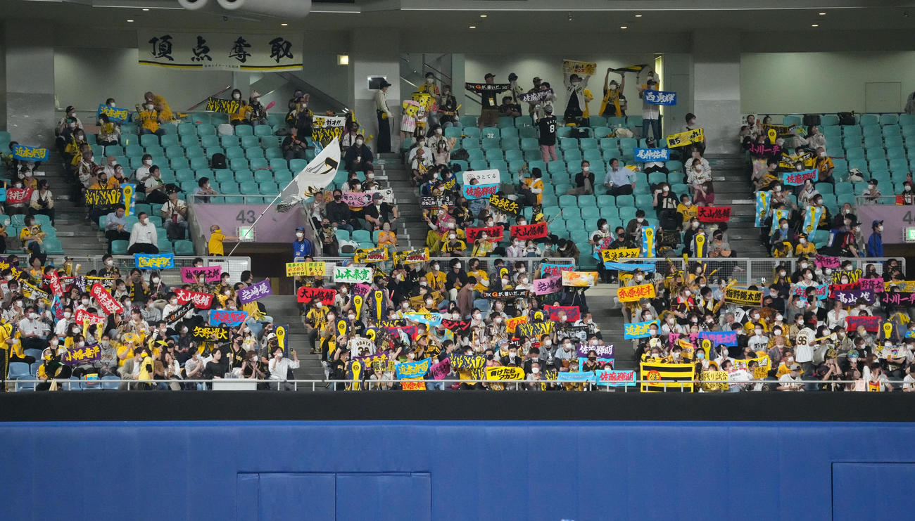中日対阪神　7回表、レフトスタンドの阪神ファン（撮影・森本幸一）