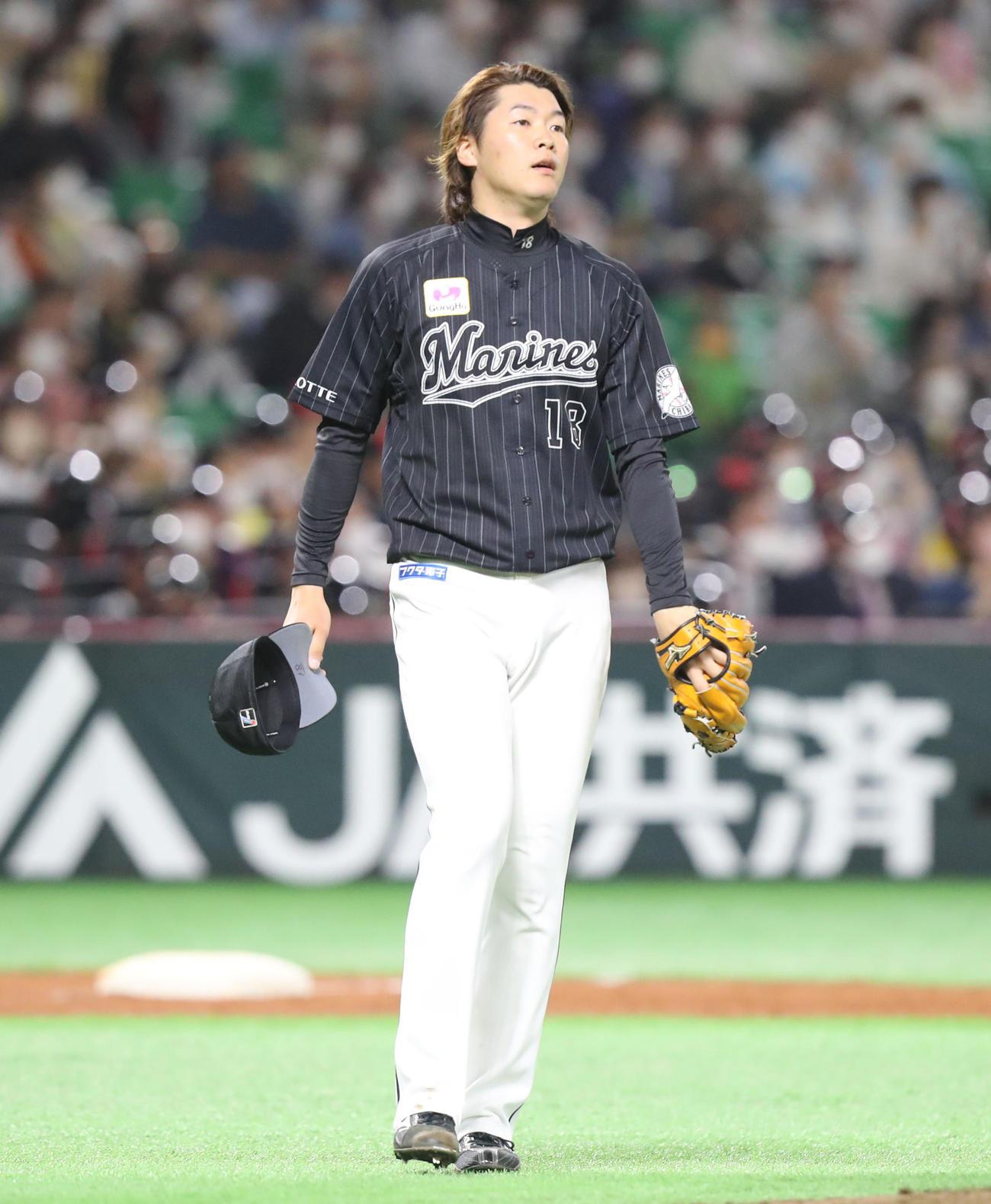 ソフトバンク対ロッテ　3回裏ソフトバンク2死、二木はグラシアルに中堅へ二塁打を放たれ、悔しげな表情を見せる（撮影・屋方直哉）