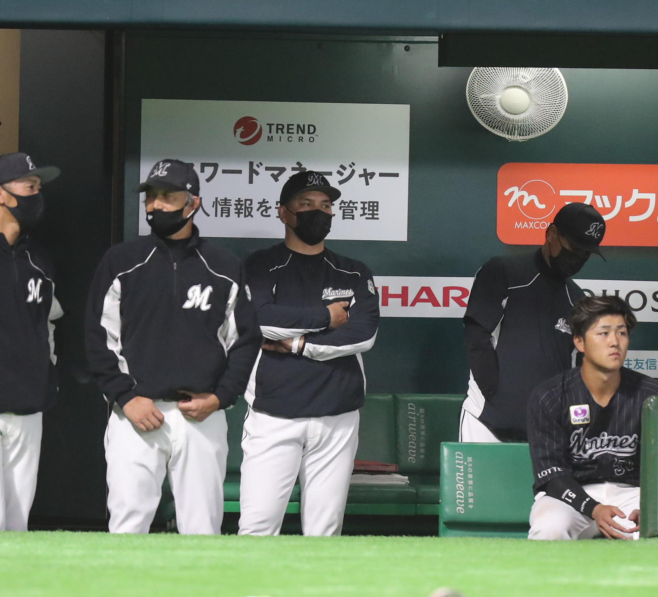 ソフトバンク対ロッテ　8回表の攻撃を見守る井口監督（撮影・屋方直哉）