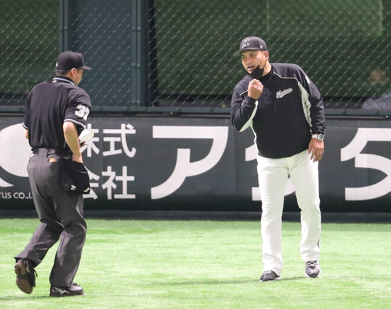 ソフトバンク対ロッテ　イニングの合間に選手交代を審判に告げる井口資仁監督（撮影・梅根麻紀）