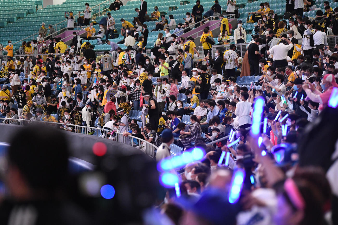 中日対阪神　喜ぶ中日ファンと落胆して引き揚げる阪神ファン（撮影・前岡正明）