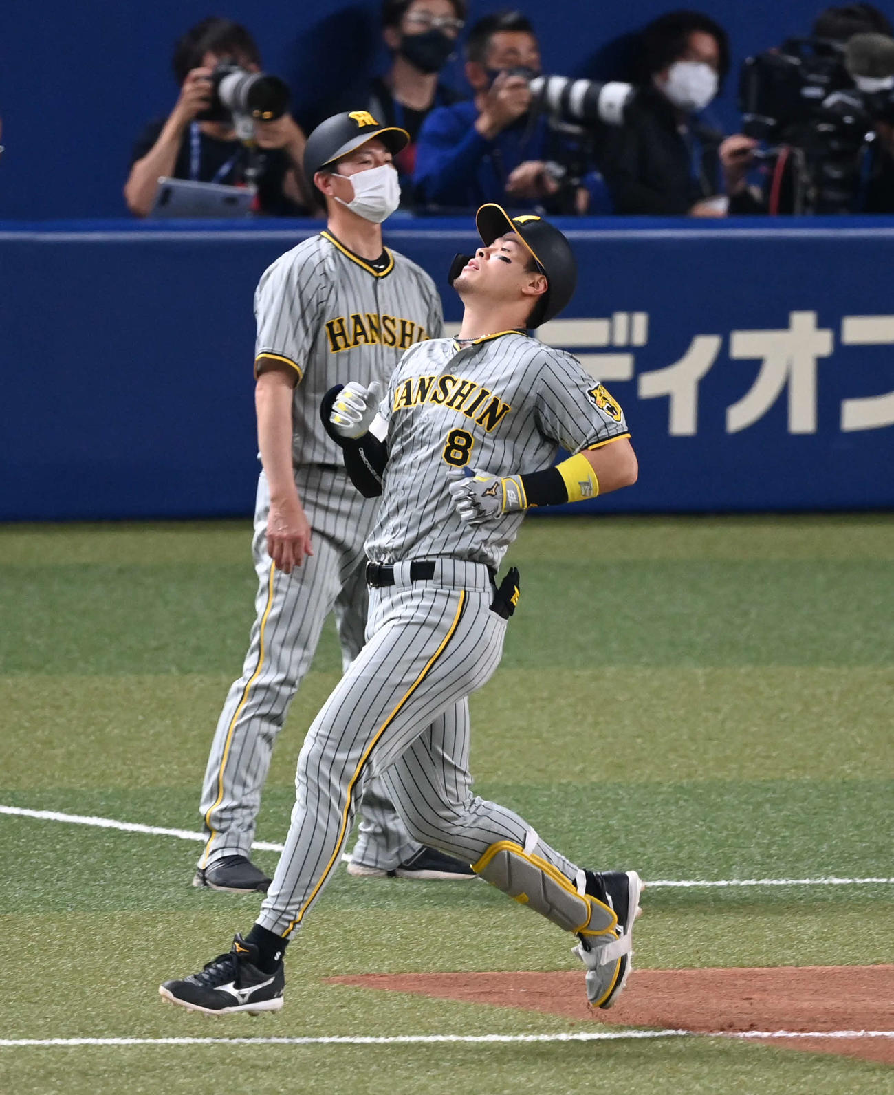 中日対阪神　4回表阪神無死一塁、佐藤輝（手前）は二塁ゴロを打ち併殺を招く（撮影・前岡正明）