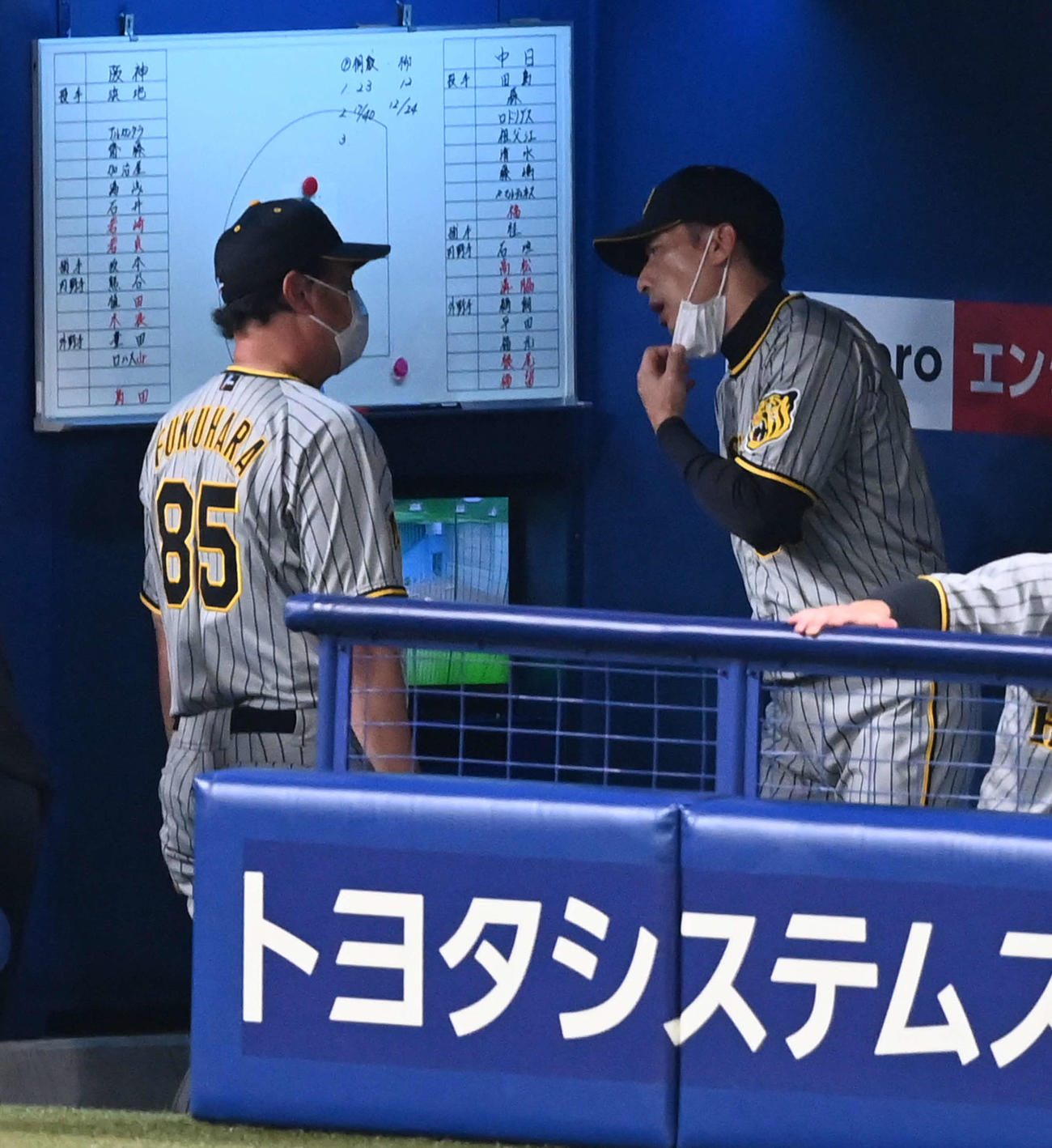 中日対阪神　3回、福原投手コーチ（左）と話す阪神矢野監督（撮影・前岡正明）