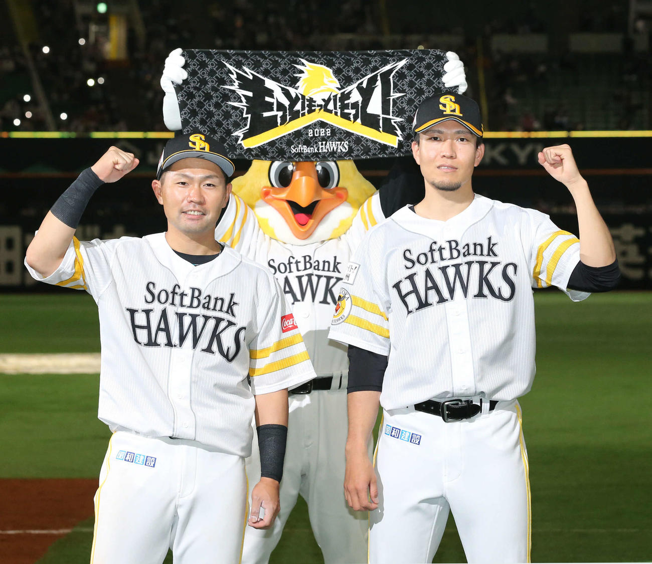 ソフトバンク対ロッテ　ヒーローインタビューを終えてガッツポーズをする中村晃（左）と千賀（撮影・屋方直哉）