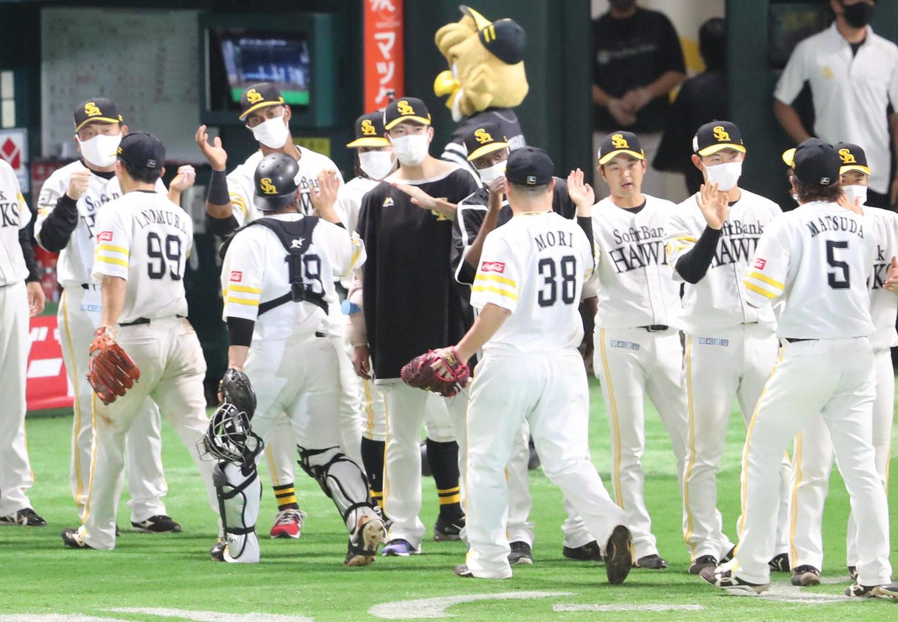 ソフトバンク対ロッテ　勝利投手となりナインを出迎える千賀（中央）。左は野村勇とハイタッチする藤本監督（撮影・梅根麻紀）
