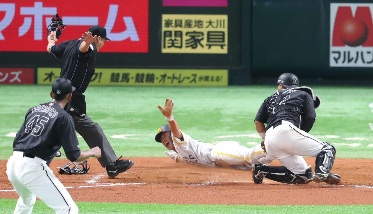 ソフトバンク対ロッテ　8回裏ソフトバンク1死一、三塁、牧原大の遊野選で生還した三走野村勇（撮影・梅根麻紀）