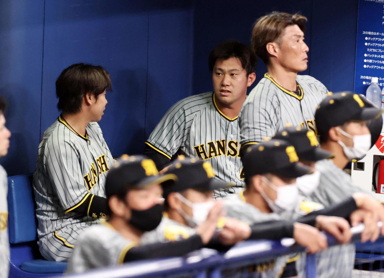 中日対阪神　1回裏の登板を終え梅野（左）と話す桐敷（撮影・加藤哉）