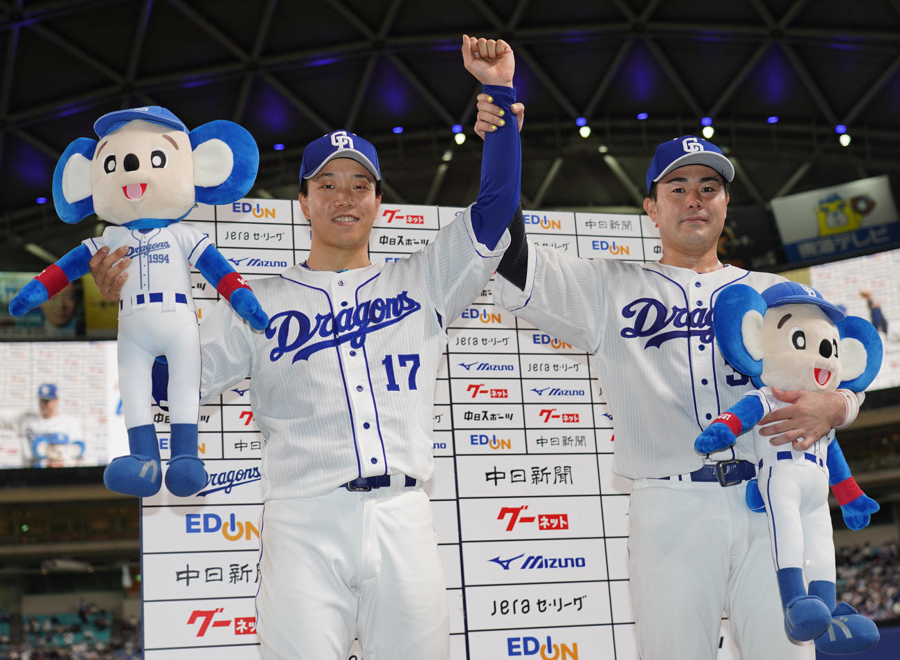 中日対阪神　お立ち台でポーズを決める柳（左）と木下（撮影・森本幸一）