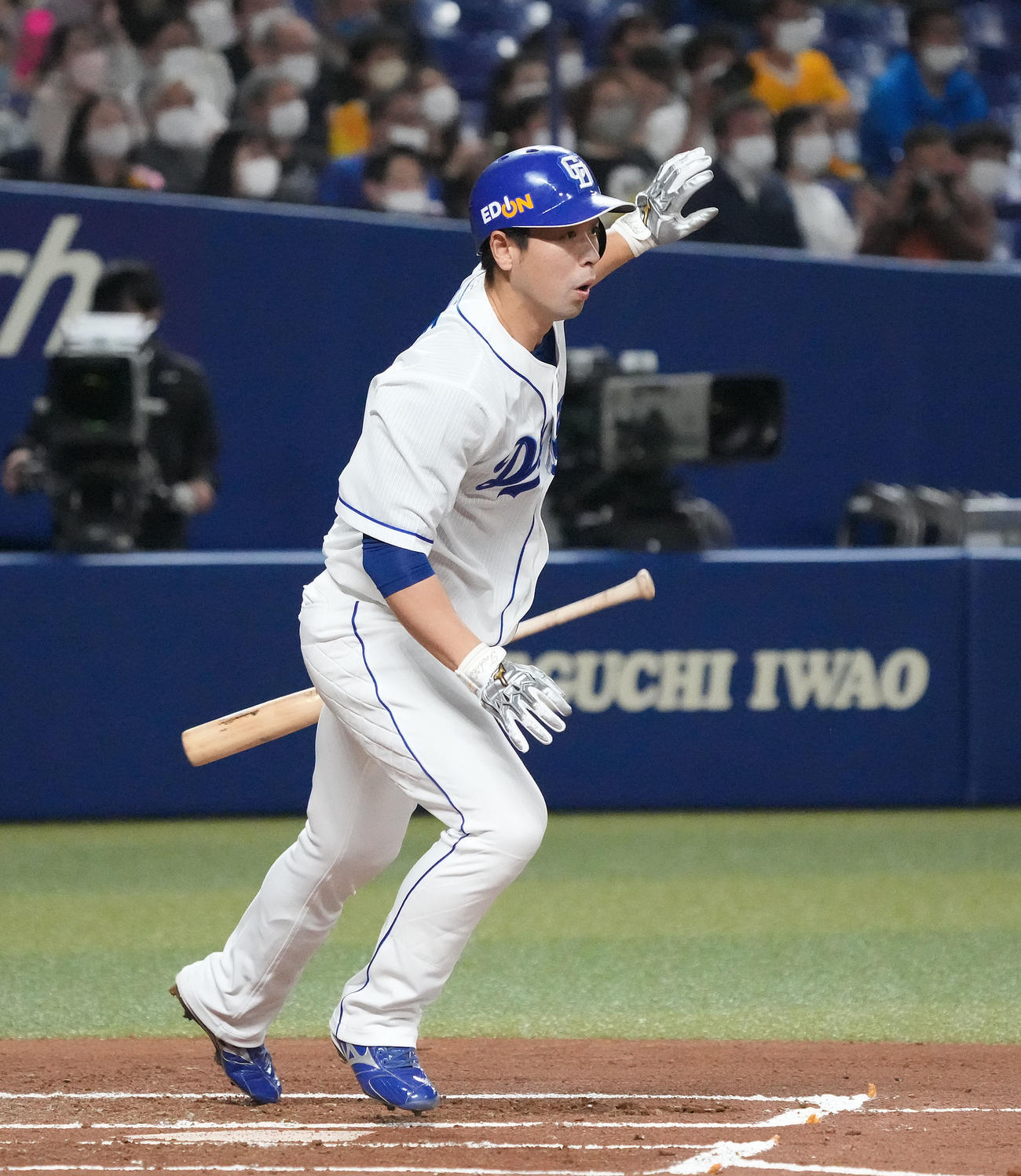中日対阪神　1回裏中日2死二、三塁、右翼へ2点適時二塁打を放つ阿部（撮影・森本幸一）
