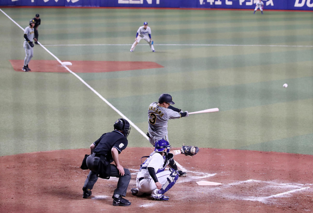 中日対阪神　9回表阪神無死一、三塁、大山は中犠飛を放つ（撮影・加藤哉）