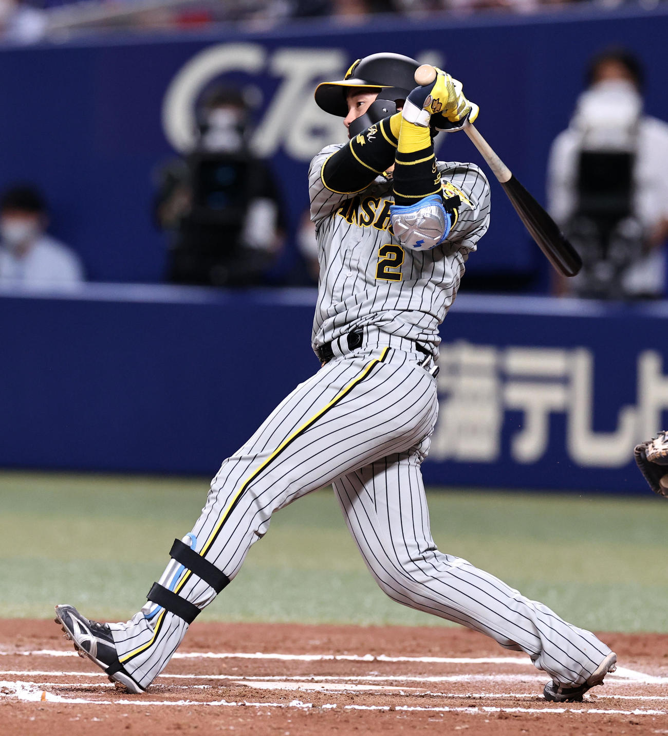中日対阪神　6回表阪神無死、梅野は左前打を放つ（撮影・加藤哉）