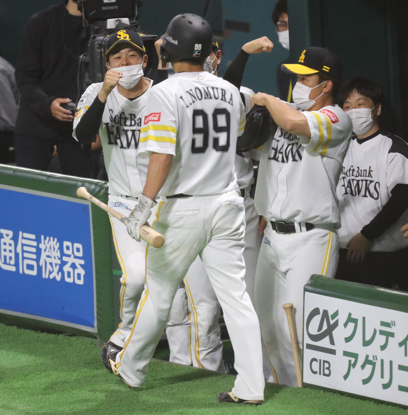 ソフトバンク対ロッテ　1回裏ソフトバンク1死三塁、野村勇は中村晃の適時打で生還し、ナインとハイタッチをする（撮影・屋方直哉）
