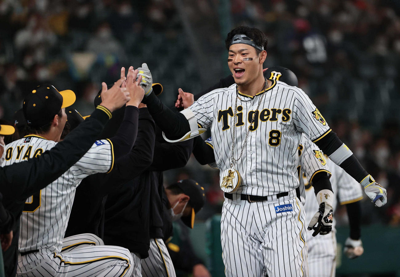 阪神対巨人　5回裏阪神2死二塁、右越えに逆転2点本塁打を放った佐藤輝（右）は青柳と笑顔でハイタッチをかわす（撮影・上田博志）