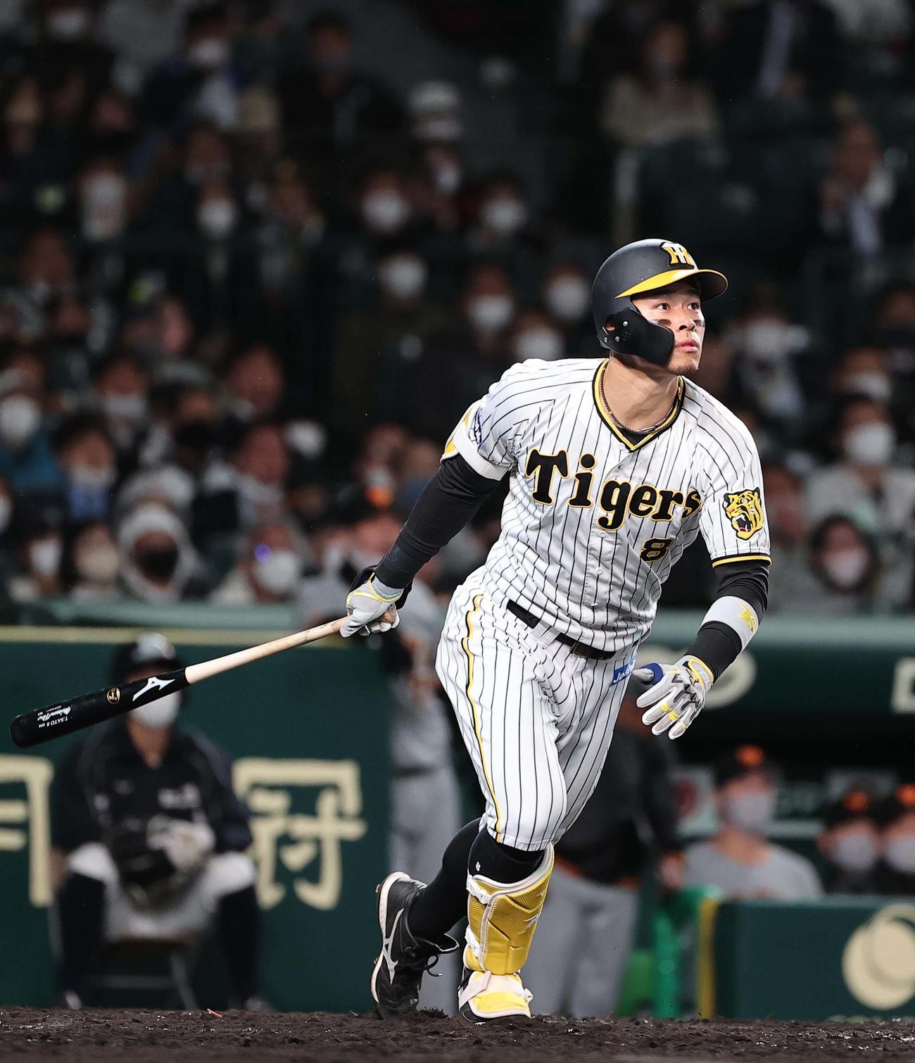 阪神対巨人　5回裏阪神2死二塁、右越えに逆転本塁打を放つ佐藤輝（撮影・上田博志）