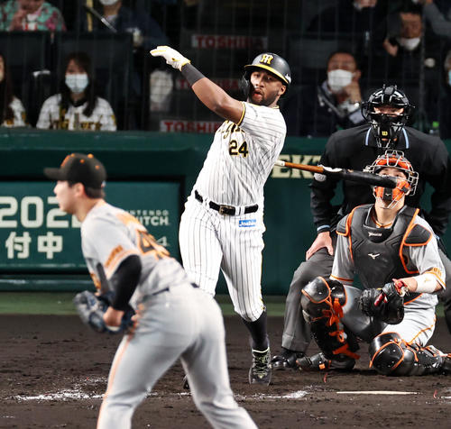 阪神対巨人　8回裏阪神無死一塁、ロハスは中越え2点本塁打を放つ。投手は畠（撮影・加藤哉）