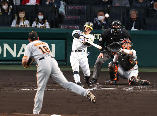 阪神対巨人　1回裏阪神2死満塁、糸原は二飛球を打ち上げる。投手は菅野（撮影・加藤哉）