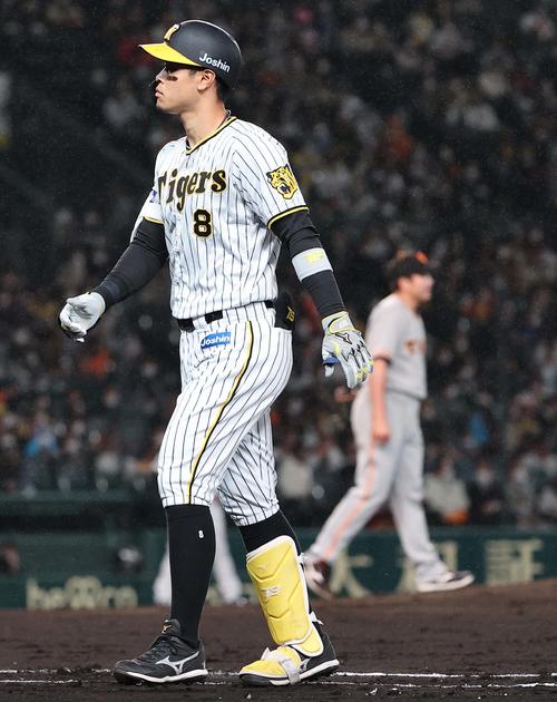 阪神対巨人　3回裏阪神1死、左飛に倒れる佐藤輝（撮影・上田博志）
