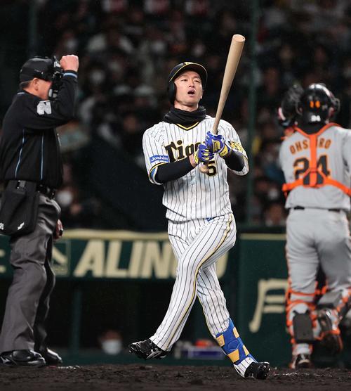 阪神対巨人　3回裏阪神2死、三振に倒れる近本（撮影・上田博志）