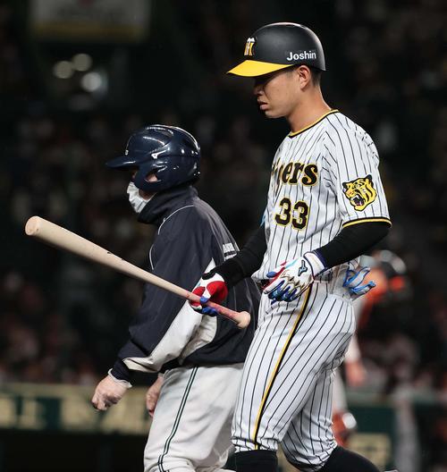 阪神対巨人　4回裏阪神無死一、二塁、左飛に倒れる糸原（撮影・上田博志）
