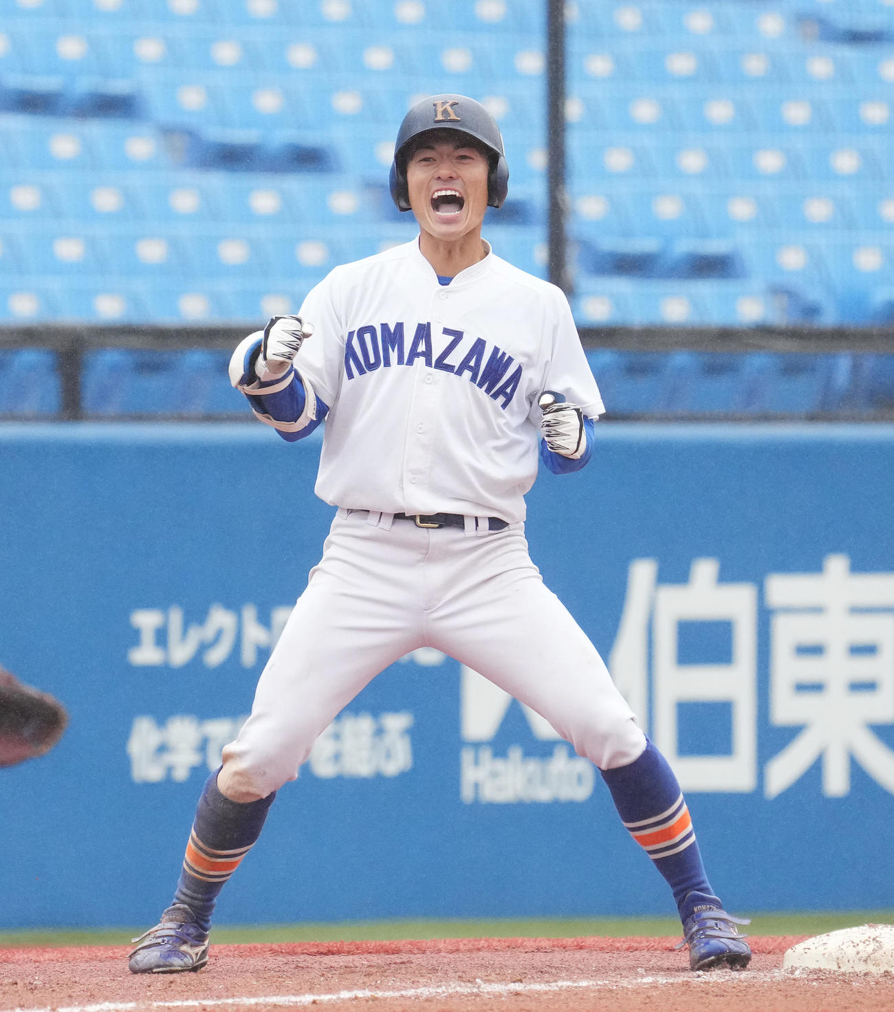 7回裏駒大2死一、二塁、2点適時三塁打を放ち、雄たけびを上げる林琢真（撮影・菅敏）
