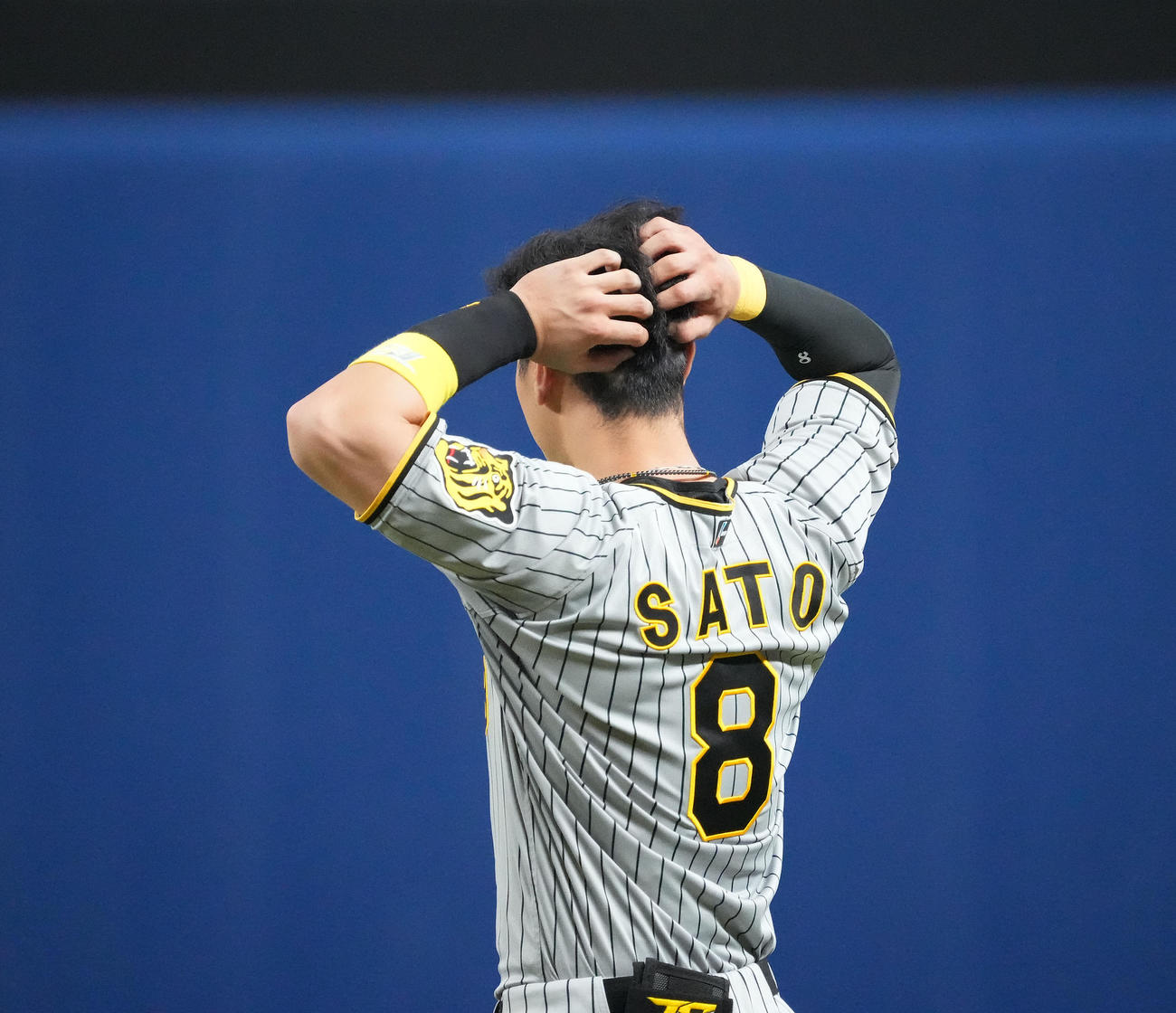 中日対阪神　6回表阪神2死一、三塁、二ゴロに倒れ頭をかく佐藤輝（2022年4月14日撮影）