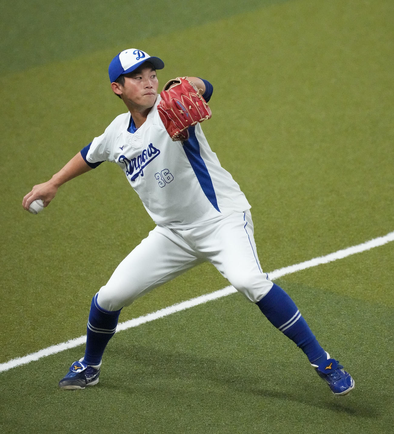 明日からの広島戦に向けキャッチボールで調整する中日岡野（撮影・森本幸一）