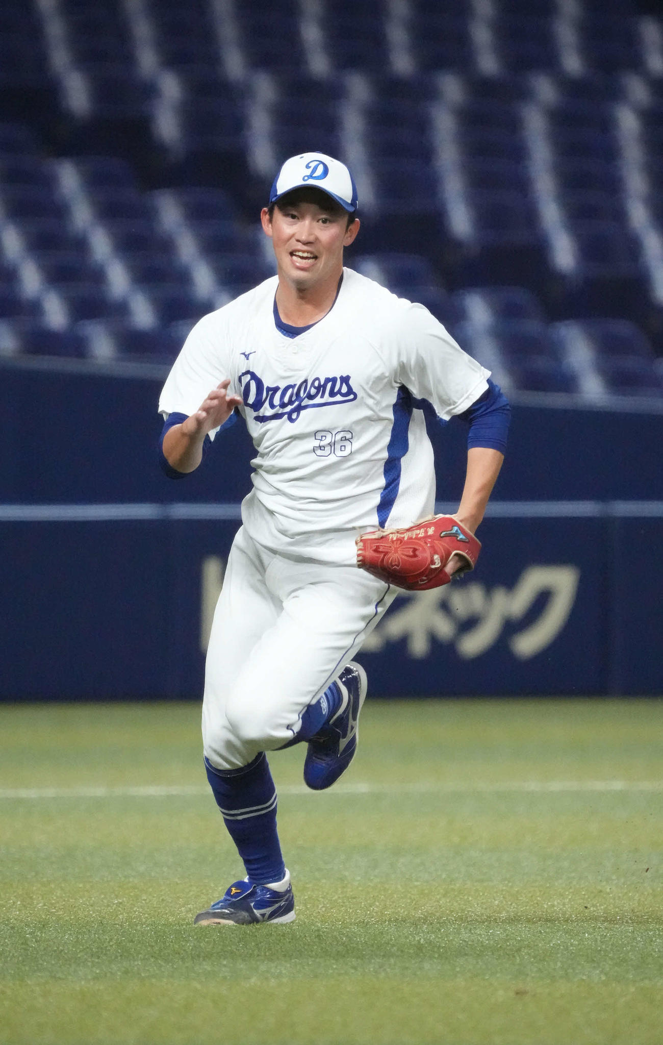ノックを受け一塁のベースカバーに向かう中日岡野（撮影・森本幸一）