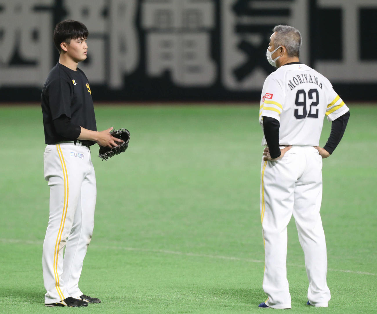 森山投手コーチ（右）と話をする田上（撮影・屋方直哉）