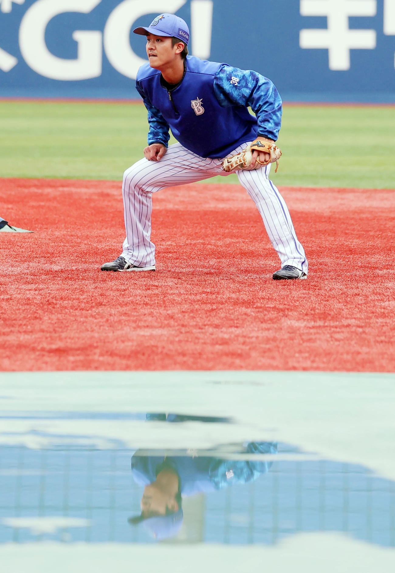 DeNA対ヤクルト　雨が降る中、試合前にノックを受けるDeNA田中俊（撮影・野上伸悟）