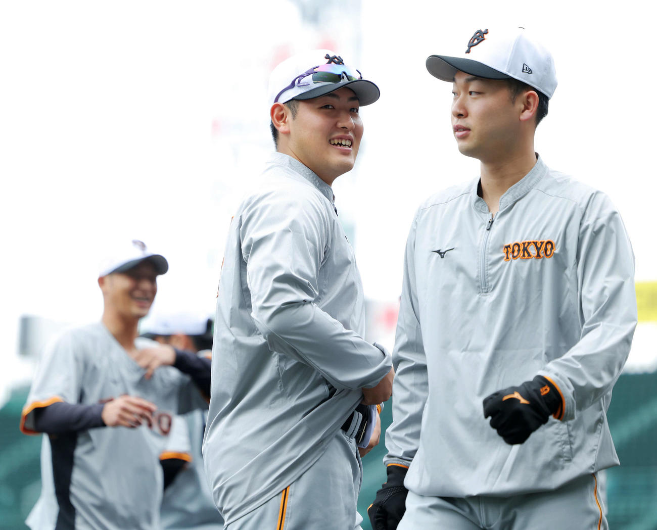 阪神対巨人　試合前、笑顔で練習に臨む巨人岡本和（撮影・河田真司）