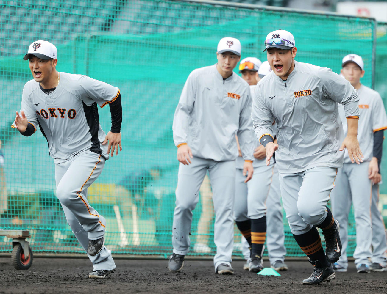 阪神対巨人　試合前、ウオーミングアップする巨人吉川（左）と岡本和（撮影・河田真司）
