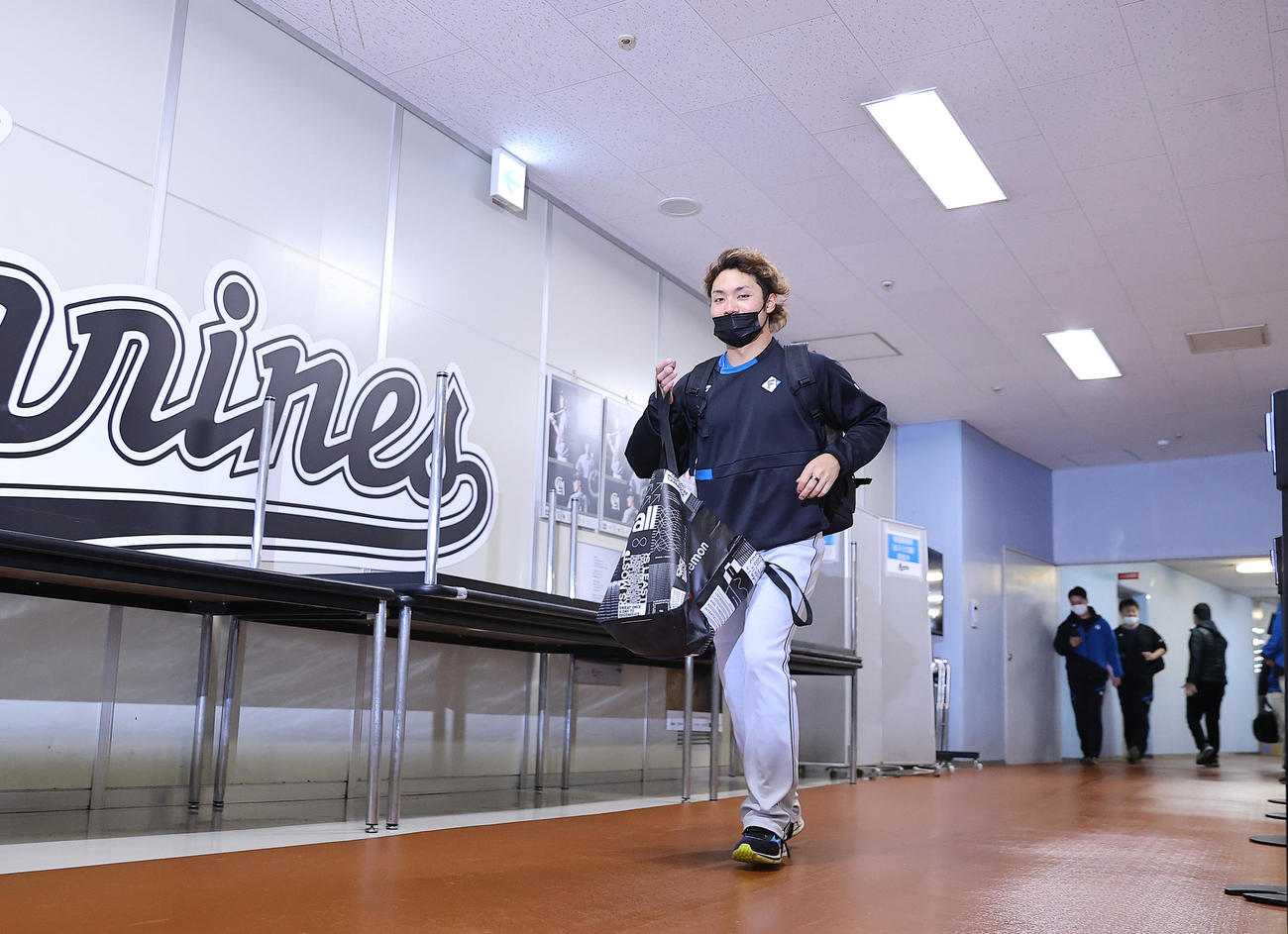 ロッテ対日本ハム　雨天中止となり小走りで引き揚げる日本ハム伊藤（撮影・垰建太）