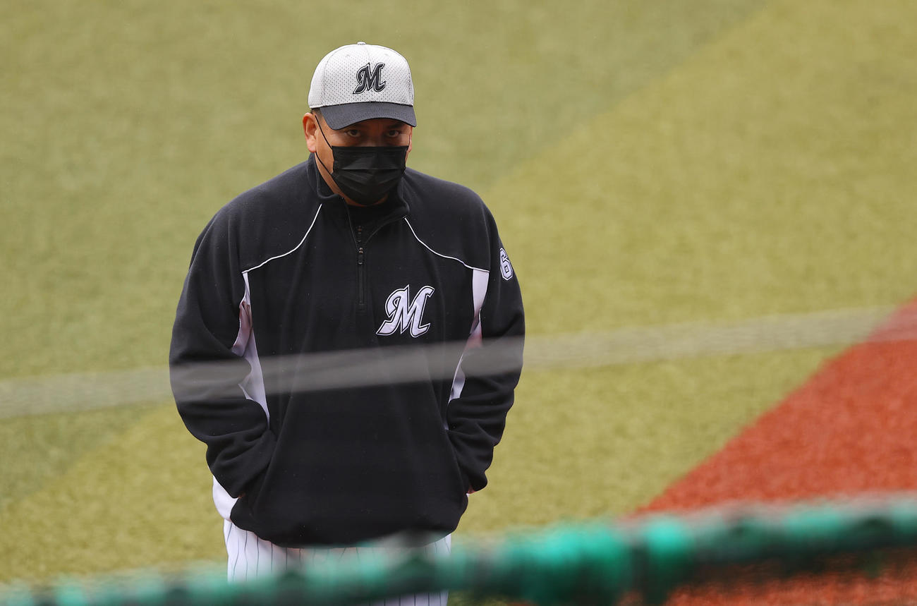 ロッテ対日本ハム　試合前、グラウンドを確認し引き揚げるロッテ井口監督（撮影・垰建太）