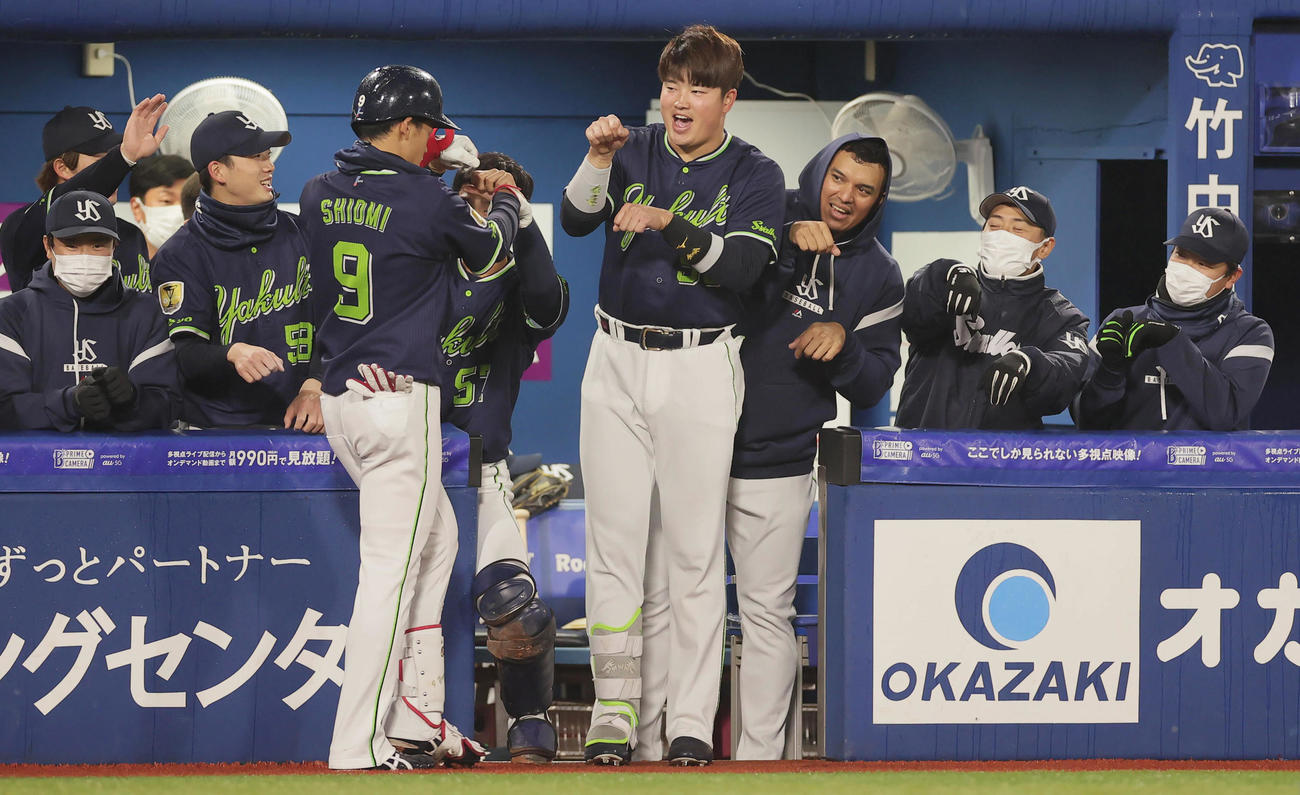 DeNA対ヤクルト　3回表ヤクルト1死、先制右越え本塁打を放った塩見（手前）を迎える村上（奥中央）ら（撮影・野上伸悟）