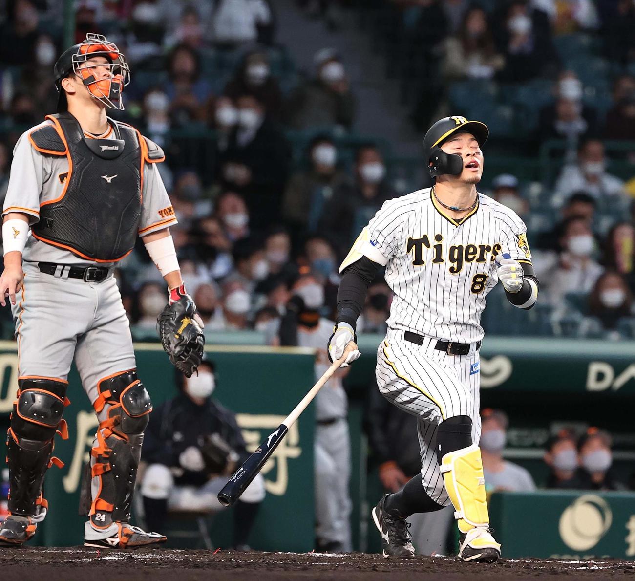 阪神対巨人　1回裏阪神無死一塁、右飛に倒れる佐藤輝（撮影・上田博志）