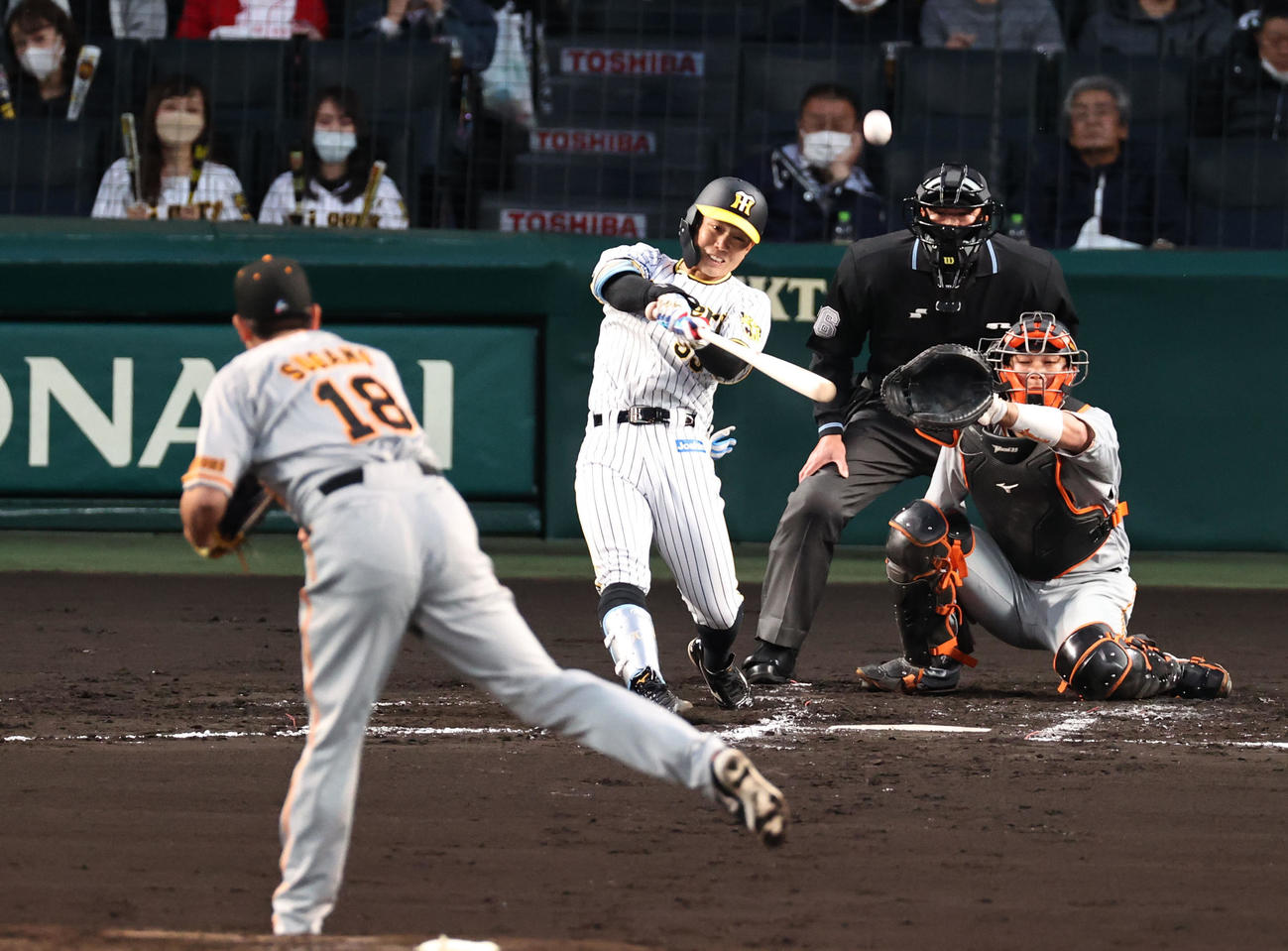 阪神対巨人　1回裏阪神2死満塁、糸原は二飛球を打ち上げる。投手は菅野（撮影・加藤哉）
