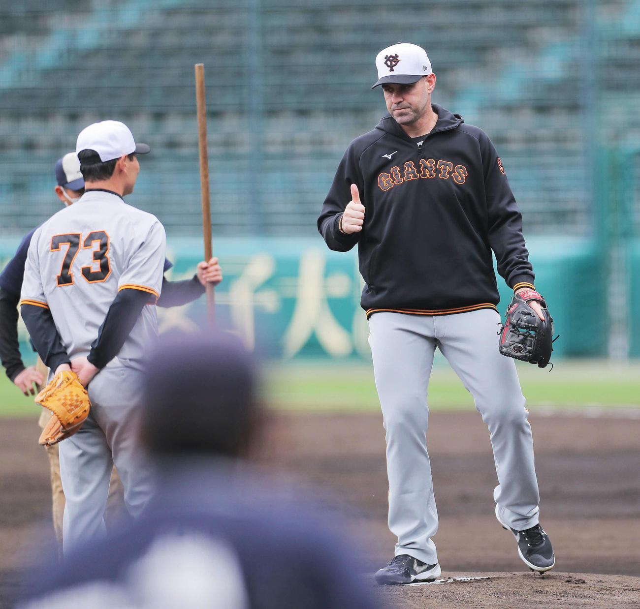 阪神対巨人　試合前、マウンドを確かめる巨人シューメーカー（撮影・河田真司）
