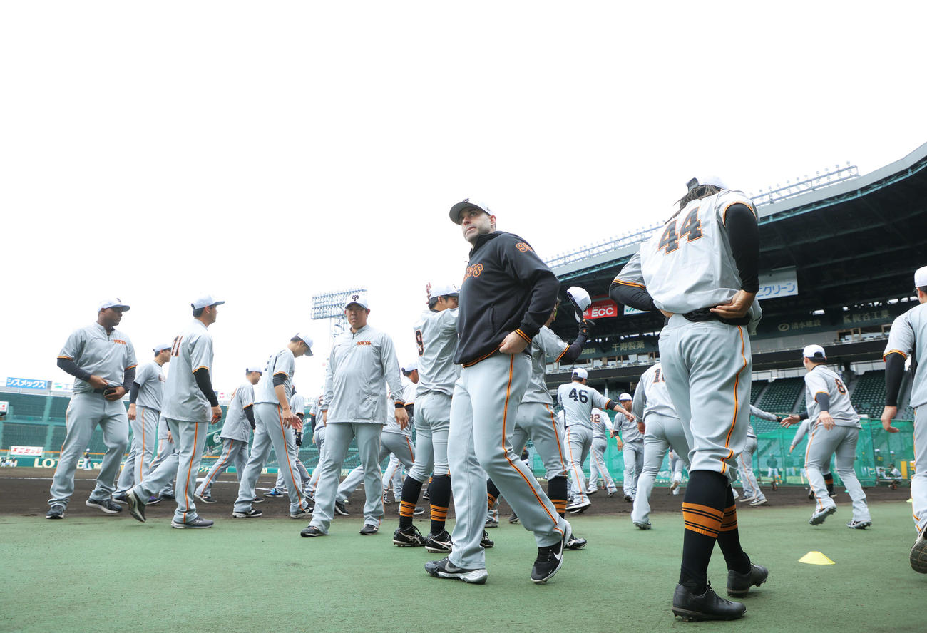 阪神対巨人　試合前、ウオーミングアップする巨人シューメーカー（中央）ら選手（撮影・河田真司）
