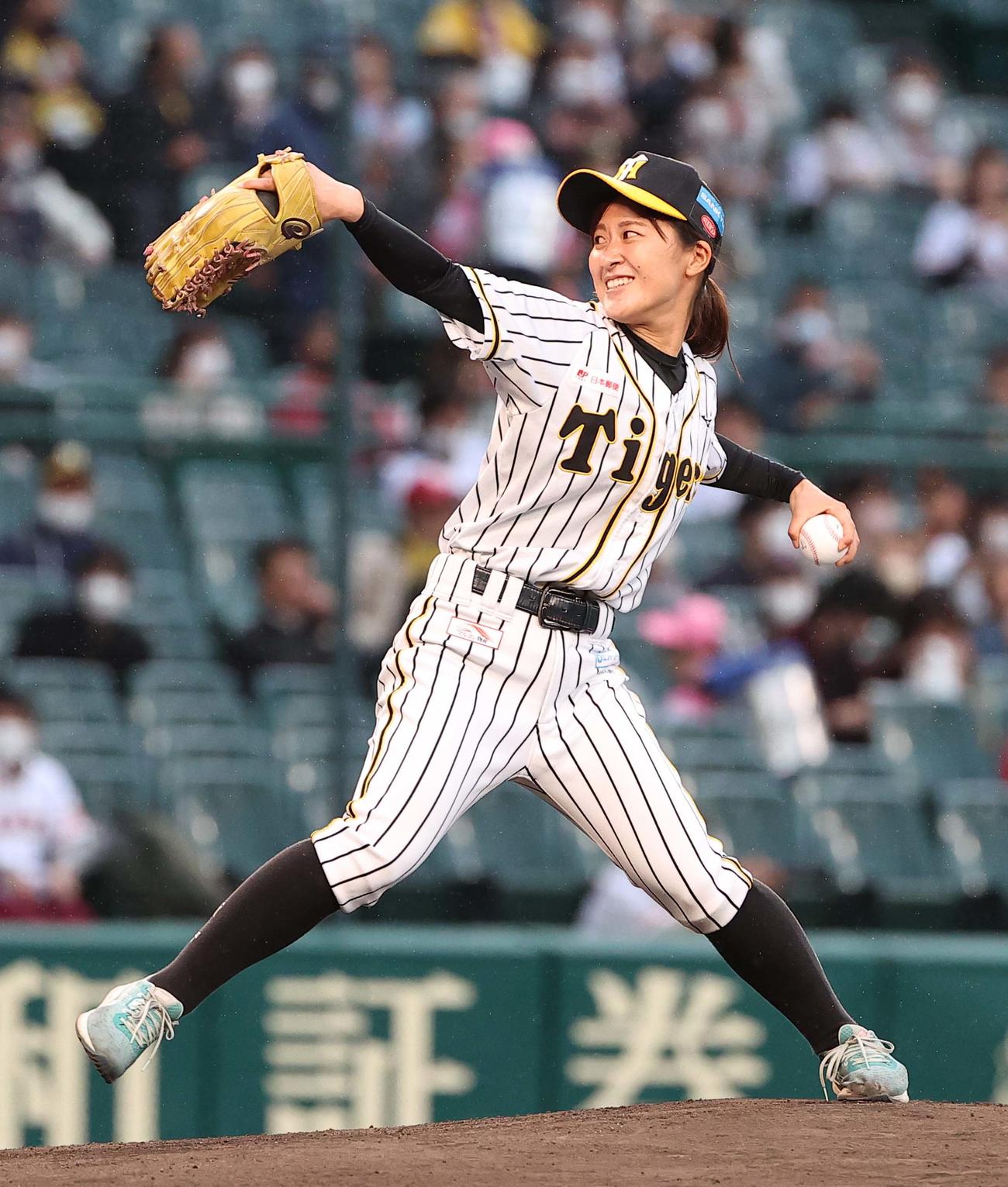 阪神対巨人　ファーストピッチセレモニーで投球する阪神タイガースWomenの三浦（撮影・上田博志）