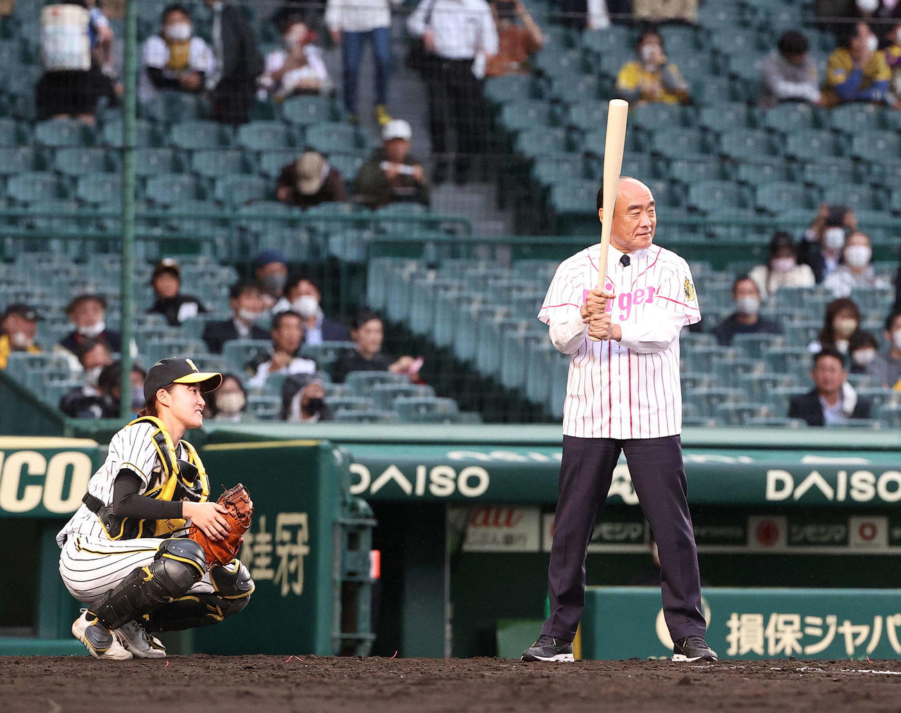 阪神対巨人　ファーストピッチセレモニーで阪神タイガースWomenの三浦伊織のボールを受けた前田葵（撮影・上田博志）