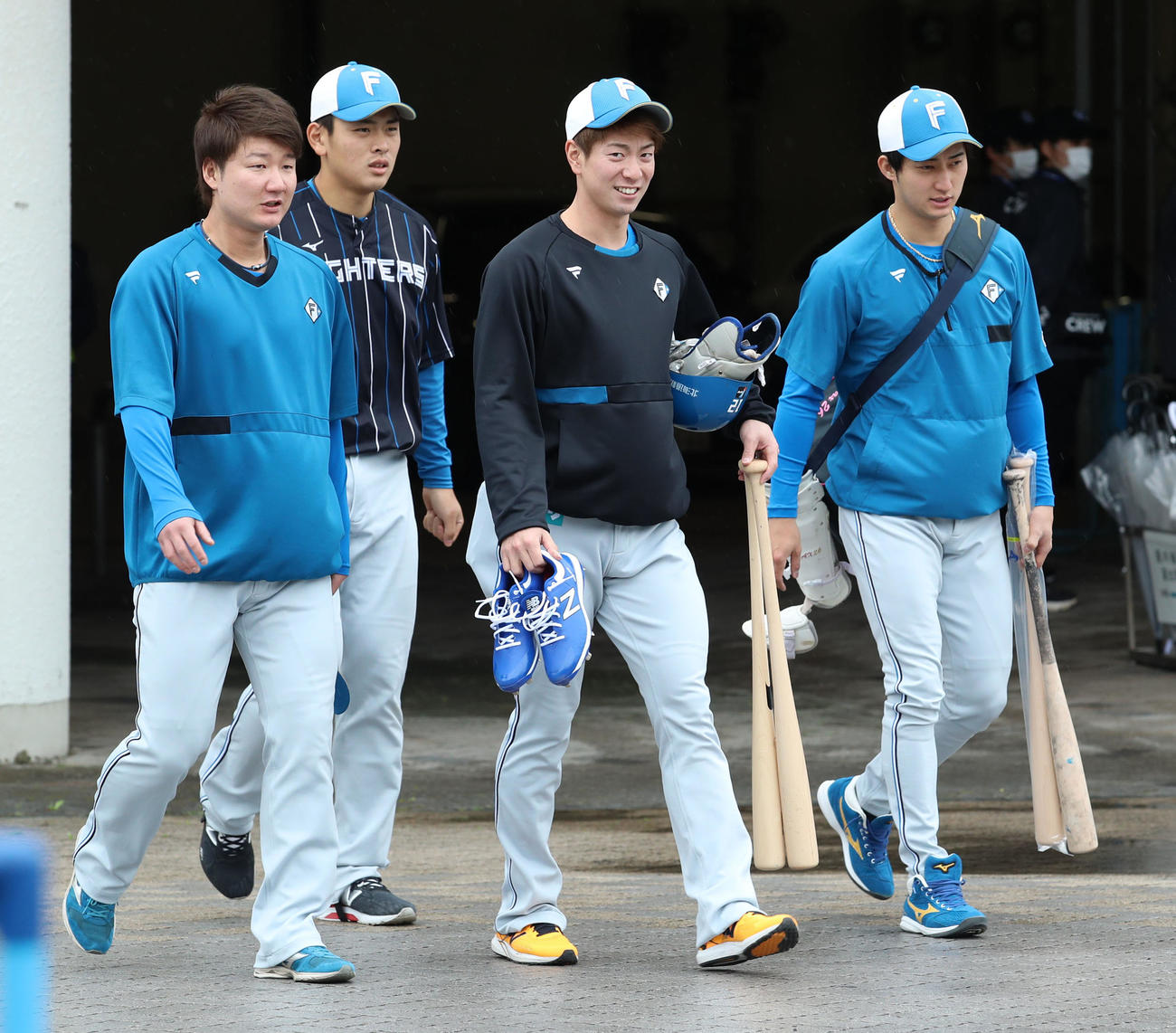 ロッテ対日本ハム　室内練習場に向かう左から日本ハム渡辺、野村、松本剛、浅間（撮影・佐藤翔太）