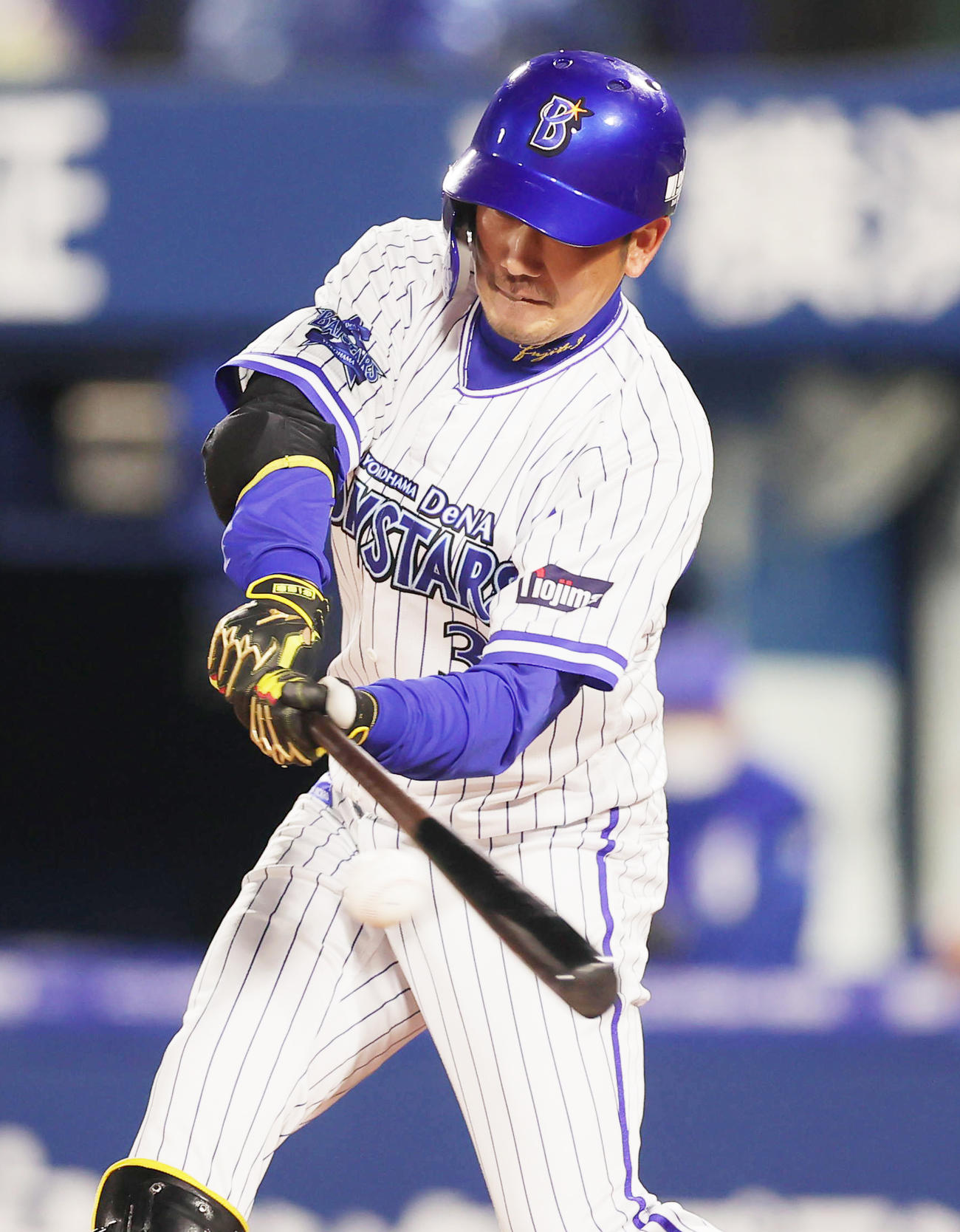 DeNA対ヤクルト　8回裏DeNA無死、左前打を放つ藤田（撮影・野上伸悟）