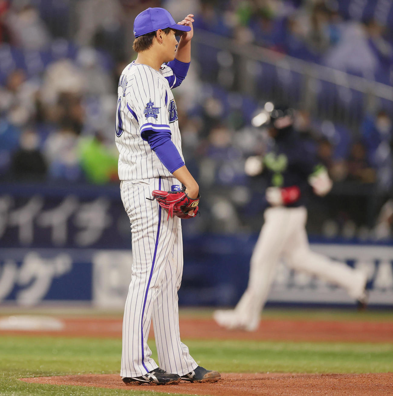 DeNA対ヤクルト　3回表ヤクルト1死、塩見（後方）に先制右越え本塁打を許す坂本（撮影・野上伸悟）