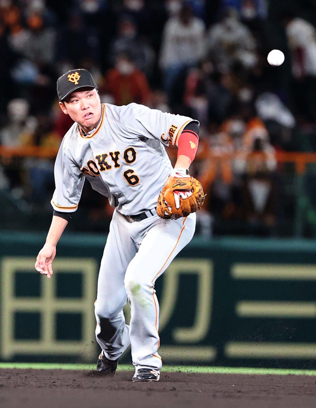 阪神対巨人　8回裏阪神無死、大山悠輔の打球をファンブルする坂本（撮影・上田博志）