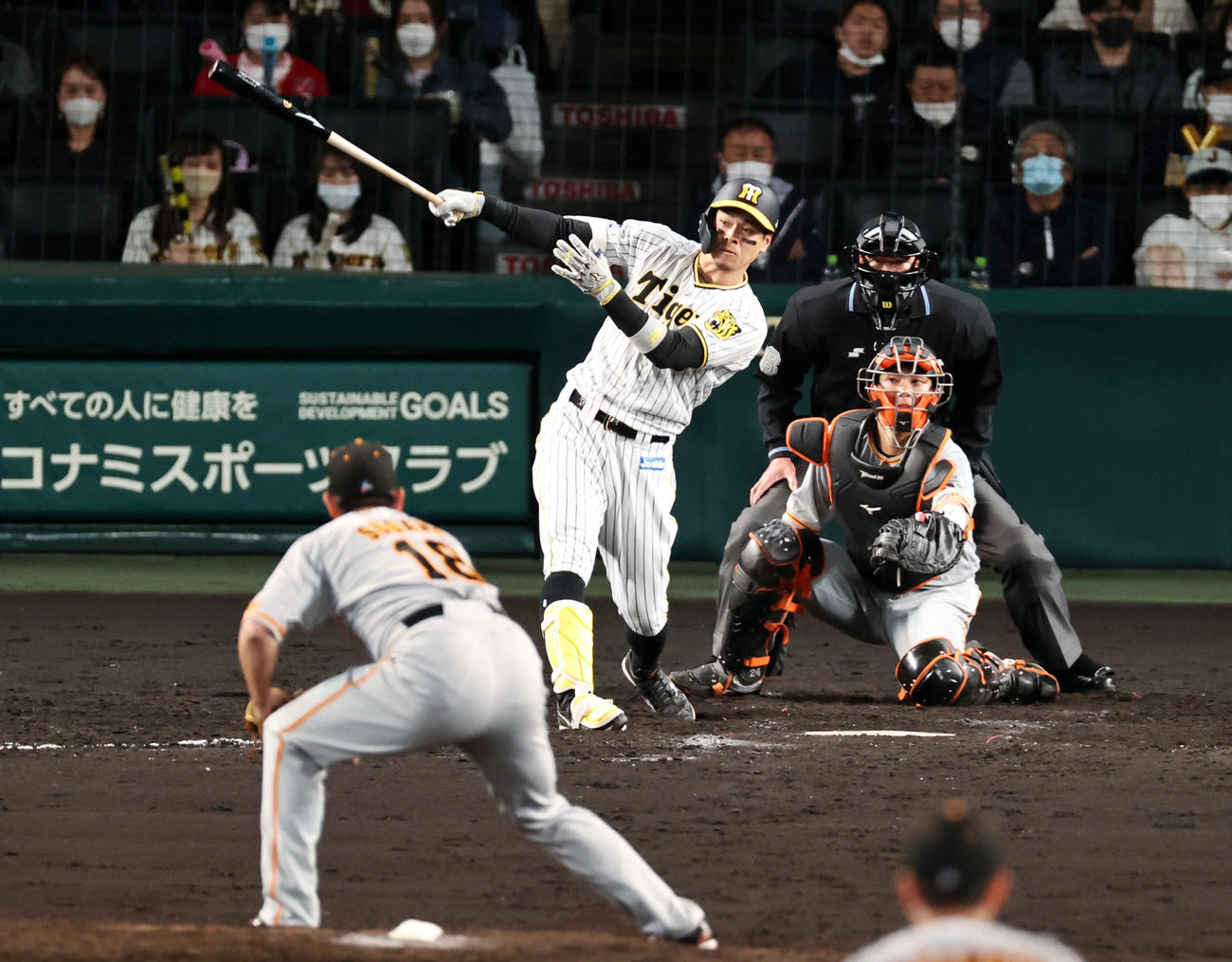 阪神対巨人　5回裏阪神2死二塁、佐藤輝は右越え2点本塁打を放つ。投手は菅野（撮影・加藤哉）